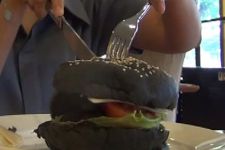 Nyam..nyam Buka Puasa dengan Black Hamburger - JPNN.com