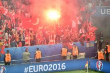 Flare Suporter Juga Coreng Laga Spanyol vs Turki - JPNN.com