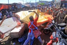 Ngeri! Ibu Pedagang Kaki Lima Acungkan Golok ke Satpol PP - JPNN.com