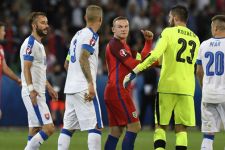 Ditolak Ronaldo, Pemain Islandia Incar Jersey Rooney - JPNN.com