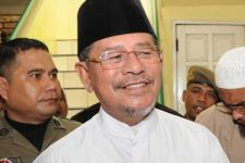 Gubernur Ini Memilih Berkantor di Masjid - JPNN.com