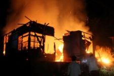 OMG! Dua Rumah Ludes Terbakar Tersambar Mercon Terbang - JPNN.com