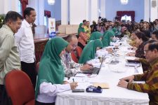 Para Menteri Kompak Berzakat di Istana - JPNN.com