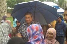 Lihat Nih...Ngabuburit di Cikeas, SBY Jadi Rebutan Ibu-ibu - JPNN.com