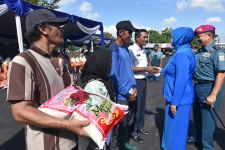 Jelang Idul Fitri, Danlantamal V Salurkan Zakat Fitrah pada Masyarakat Pesisir - JPNN.com