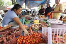 Hari Kedua Lebaran, Pasar Tradisional Mulai Ramai - JPNN.com