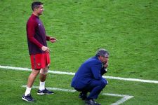 Cedera dan Terpaksa Diganti, Ronaldo Jadi Asisten Pelatih Dadakan - JPNN.com