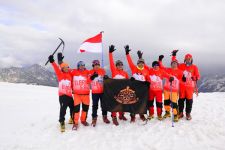 Cerita Umar, Anggota DPR yang Mengibarkan Merah Putih di Puncak Elbrus - JPNN.com