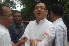 Lihat, Tangan Kiri Pastor Berdarah Disabet Pisau Pelaku Bom Bunuh Diri - JPNN.com