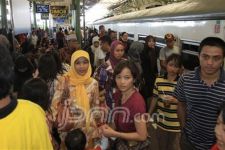 Penumpang Membludak Penjualan Tiket Dihentikan - JPNN.com