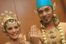 Giring dan Chintya Berbagi Kebahagiaan - JPNN.com