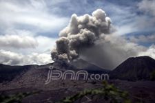 Bromo Awas, Zona Bahaya 3 Kilometer - JPNN.com