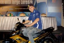 Lorenzo Temu Fans Sambil Liburan di Indonesia - JPNN.com