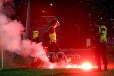 Rusuh, Sejumlah Bobotoh Dipukul Petugas - JPNN.com