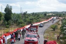 Merah Putih Sepanjang 3 KM Berkibar di Perbatasan - JPNN.com