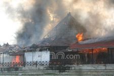 Massa Bakar Rumah Gubernur - JPNN.com