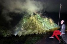 Kelud Bermandi Cahaya 30.000 Watt - JPNN.com