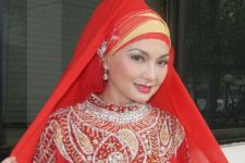 Pakai Jilbab, Nia Daniaty Lebih Cantik - JPNN.com