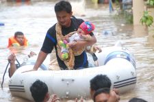 Kebiasaan Buang Sampah di Sungai Picu Banjir di Manado - JPNN.com