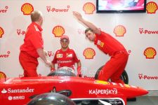 Ke Indonesia, Felipe Massa Pamer Skill Ganti Ban - JPNN.com