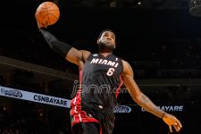 LeBron Menangkan Heat Saat Buzzer Beater - JPNN.com