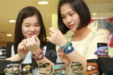 Jam Gelang Colorful Berhias Bebatuan nan Simpel - JPNN.com