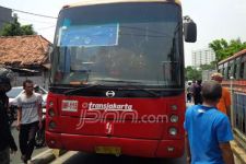 Nyebrang Jalan, Kakek Ini Tertabrak Bus Transjakarta Hingga Kritis - JPNN.com