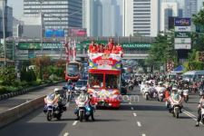 Lambaian Tangan dan Flare Antar Pahlawan Olahraga ke Istana - JPNN.com