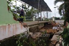 Tembok Kantor Anggota Dewan Roboh Diterpa Angin Kencang - JPNN.com