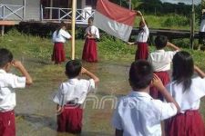 Ya Ampun, Murid SD Nunukan Upacara di Tengah Banjir Selutut - JPNN.com