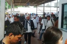 Lihat! Stasiun dan KRL Dipenuhi Massa Pakai Peci dan Baju Muslim - JPNN.com
