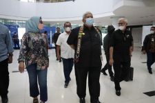 Gubernur Sultra Ali Mazi Bawa Tanah Makam Sultan Buton dan Air Sangia Nibandera di Ritual Kendi Nusantara - JPNN.com Sultra