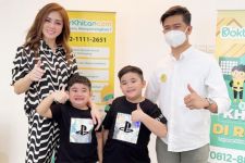 Dua Putra Pasangan Jonathan Frizzy dan Dhena Devanka Disunat, Agamanya Apa? - JPNN.com Sultra