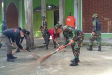 Aksi Terpuji Tentara Sambut Ramadan, Bersihkan Masjid - JPNN.com Sultra