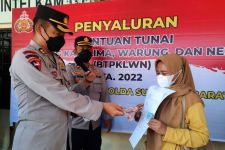 Polisi Serahkan Bantuan Rp 600 Ribu ke Pedagang Kaki Lima - JPNN.com Sultra