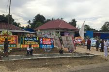 Jelang Kedatangan Jenazah Lettu Iqbal, Karangan Bunga Padati Rumah Duka - JPNN.com Sultra