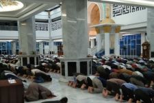 Merasakan Kenikmatan Salat Tarawih Perdana di Masjid Al Alam - JPNN.com Sultra