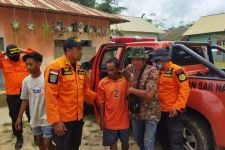 Basarnas Kendari Menemukan Lansia yang Hilang di Hutan Desa Galu - JPNN.com Sultra