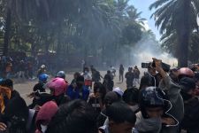 Demo Mahasiswa di Kendari Ricuh, Polisi Tembakkan Gas Air Mata, Massa Lempar Batu - JPNN.com Sultra