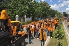 Mahasiswa Bergerak ke Kantor DPRD Sultra Sambil Berteriak Jokowi Mundur - JPNN.com Sultra