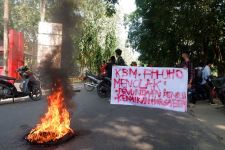 Demo Serentak Dimulai, Mahasiswa UHO Blokir Jalan dengan Membakar Ban  - JPNN.com Sultra
