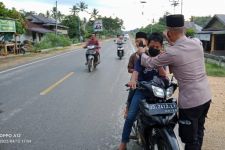 Aksi Mulia Polsek Onembute, Bagi Takjil dan Masker Jelang Buka Puasa - JPNN.com Sultra