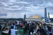 Sensasi Mengabuburit di Masjid Terapung Al-Alam, Dihiasi Lembayung dengan Pemandangan Laut  - JPNN.com Sultra