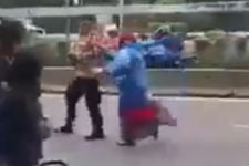 Viral Video Mak-mak Mengejar dan Berteriak Polisi Dajal saat Demo Mahasiswa 11 April - JPNN.com Sultra