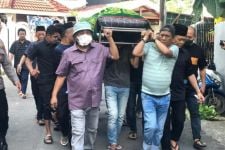 Mengharukan, Bupati Konawe Ikut Memikul Keranda Menantunya ke Pemakaman - JPNN.com Sultra