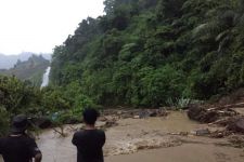Waspada, Jalan Trans Sulawesi di Mamuju Terputus Tertutup Tanah Longsor - JPNN.com Sultra