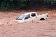 Mobil Terseret Arus saat Menyeberangi Sungai Lamedai, Seorang Penumpang Hilang - JPNN.com Sultra