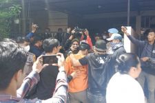 Eks Kasatpol PP Iqbal Digiring Polisi Bersenjata Laras Panjang Masuk ke Rumah Janda Cantik Rahma - JPNN.com Sultra
