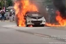 Tak Terbayang Berhenti Sambil Menelpon Dekat SPBU, Mendadak Mobil Avanza Terbakar - JPNN.com Sultra