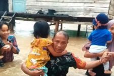 Lihat Aksi Terpuji TNI Evakuasi Korban Banjir Mamuju - JPNN.com Sultra